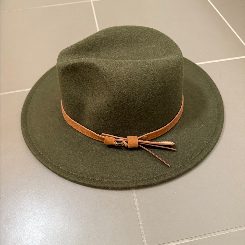 Green felt hat OS